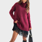 Roter Pullover und schwarzes Slipdress