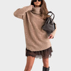 Beiger Pullover und braunes Slipdress