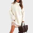Weißer Pullover und weißes Slipdress